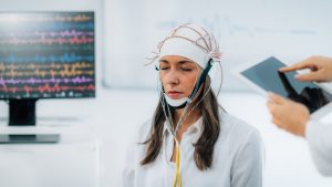 Pacjent poddający się badaniu EEG Thymos Radom, z wykorzystaniem zaawansowanego sprzętu medycznego.